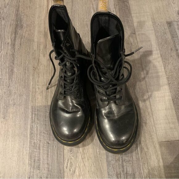 Dr Martens size 7 grey patent leather shoes lace up - Picture 1 of 8